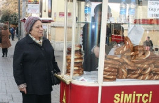 İstanbul'da simitçilerin tezgahları kaldırıldı!