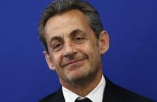 Sarkozy geri dönüyor ilk turu kazandı