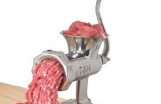 Elini kıyma makinesine kaptırdı