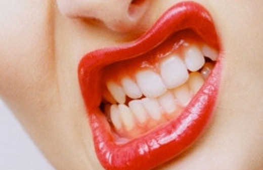 Canlı yayında kadını ısırdı!