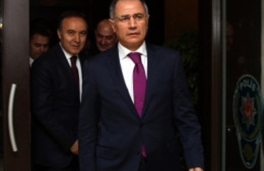 Efkan Ala'nın Zeugma gezisinde homo krizi!