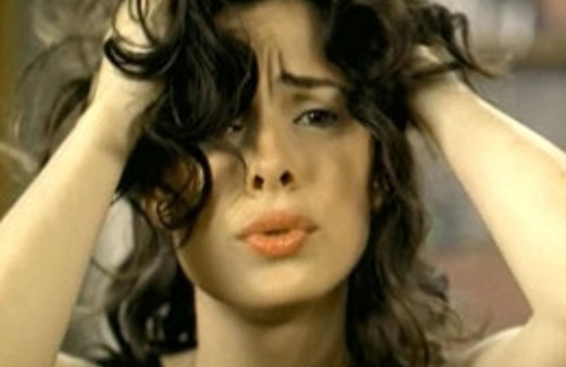 Özge Özpirinçci sevgilisi için yerlerde yuvarlandı