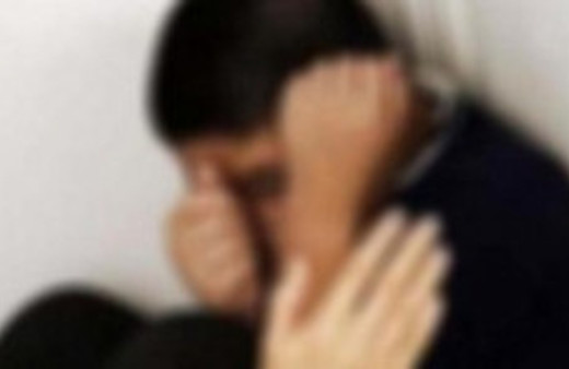 Yurtta kalan kızlara süpürge sapıyla