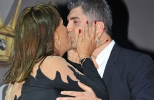 Özcan Deniz'i şaşırtan ani öpücük!