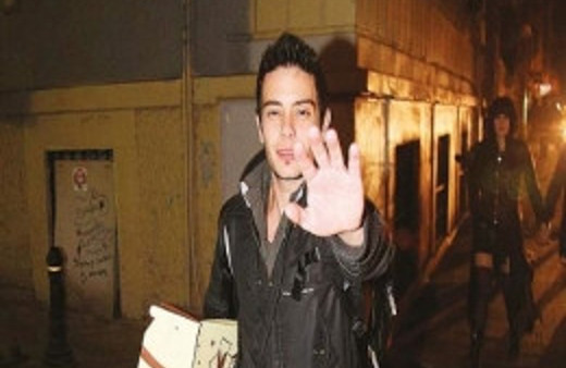 Rüzgar Erkoçlar sevgilisiyle otobüste...