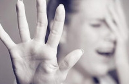 Cin çıkartacağım deyip genç kıza bakın neler yaptı?