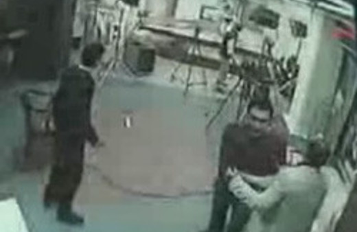 Gazeteciyi fena dövdüler