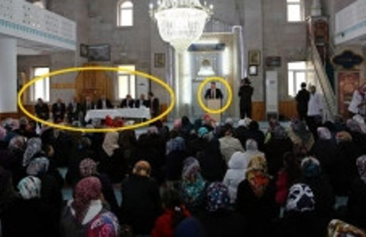 AK Partili başkan camiye kürsü kurdurdu!