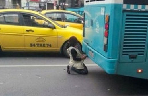 Egsoz dumanıyla ısınan Suriyeli kız...