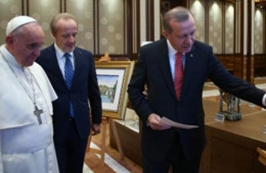 Papa'nın hediyesi tartışma yarattı!