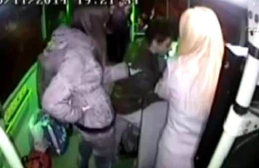 Liseli kızın otobüsteki ibretlik görüntüleri