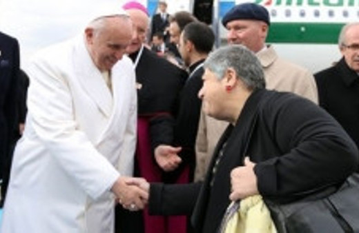 Papa'nın çevirmenliğini yaptım diye beni...