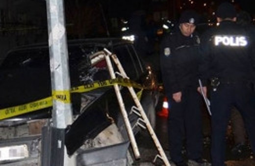 Yolcu treni araca çarptı