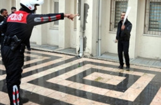 Valilik önünde kendini yakıyordu