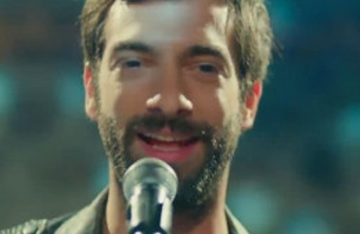 Yeni dizideki şarkısıyla listeleri yıktı!