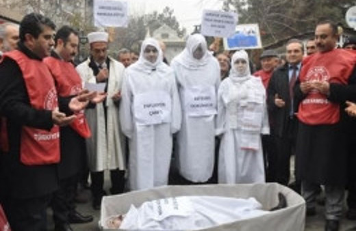 Memur kefen giyip bordro yaktı