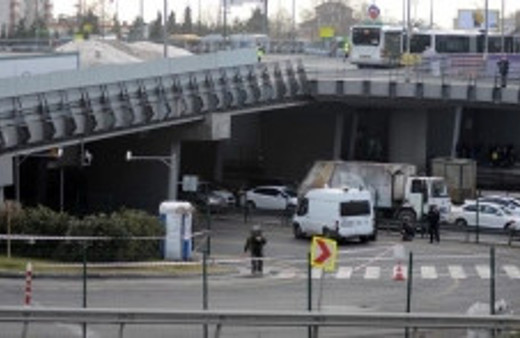 Metrobüs Durağı'nda bomba paniği! 