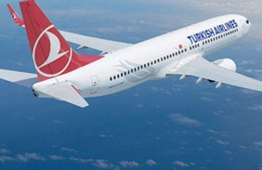 Hostes yüzünden uçak geri döndü