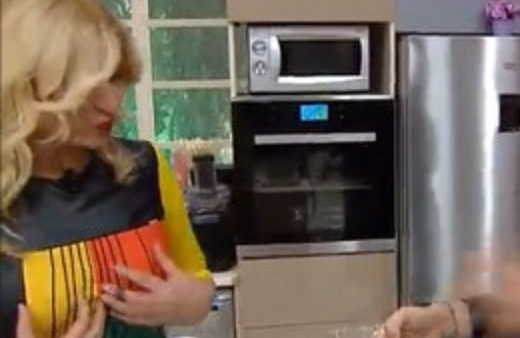 Zahide Yetiş'i utandıran göğüs gafı