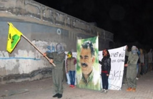 Kaleşnikoflu askeri törenle Kobani kutlaması!