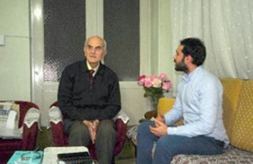 90 yaşında gençlere ingilizce dersi veriyor