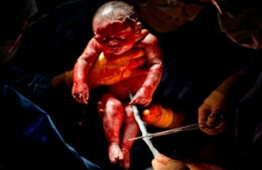 İnternet kafede doğurduğu bebeği...