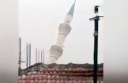 Caminin minaresi fırtınada böyle yıkıldı