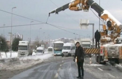 Yüksek gerilim hattı E-5'e devrildi