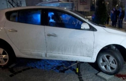 Aracının altına aldığı adamı sürükledi