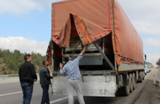 Kamyonetleri çalıp TIR'la kaçırdılar!