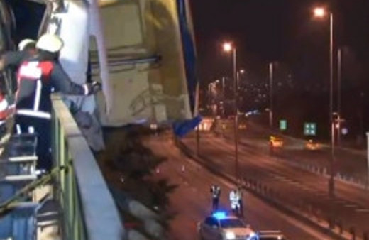 Hafriyat kamyonu bariyerlerde asılı kaldı