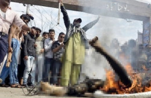 Saldırganı linç edip yaktılar