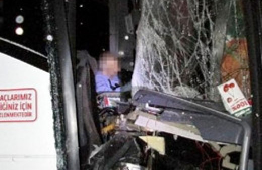 MHP'lileri taşıyan otobüs kaza yaptı