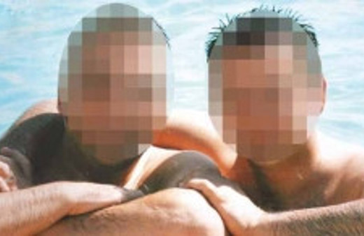 Evli doktor erkek sevgilisi ile yakalanınca...