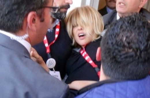 Gülben Ergen açılışta bayıldı