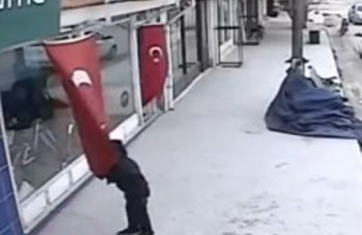 Minik çocuğun bayrak sevgisi