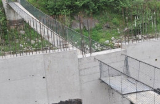 Rize'de asma köprüyü ikiye böldüler!