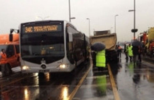 Metrobüs yoluna kamyon girdi! Seferler durdu!