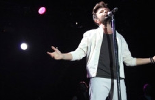 Yalın konserinde ezan krizi! Taşladılar