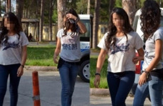 Liseli kızlar fena yakalandı! Heyecan olsun diye...