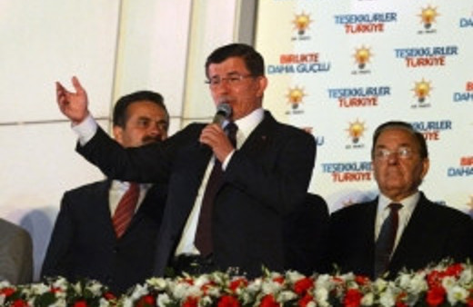 Davutoğlu'nu balkon konuşması için bakın kim ikna etti?
