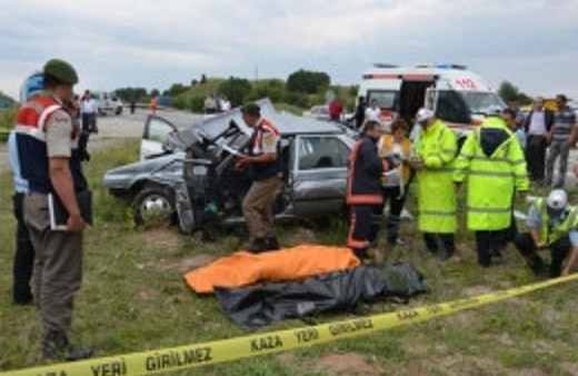 Cenazeye giderken feci kaza: 3 ölü