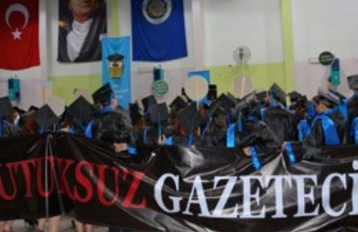 Öğrencilerden Rektör'e ilginç protesto