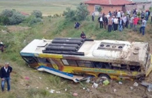 Belediye otobüsü dereye uçtu ölüler var