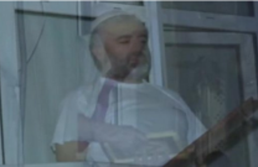 Hırsız polisi görünce namaza durdu!