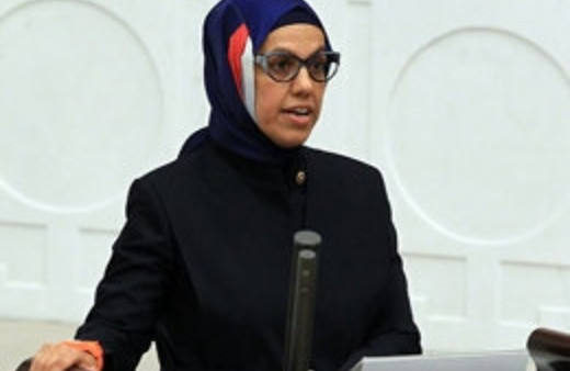 Merve Kavakçı'nın kardeşi o başörtüsüyle yemin etti