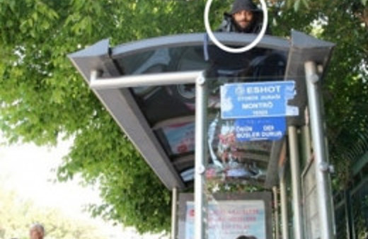 7 yıldır otobüs durağının üzerinde yaşıyor