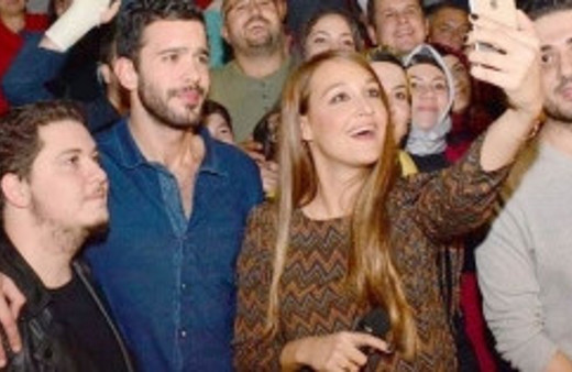 Ünlü oyuncuya sevgili şoku! Fena yakalandı!