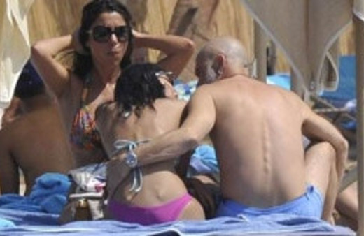 Ünlü oyuncu sevgilisini öpmeye doyamadı