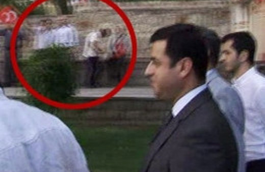 Selahattin Demirtaş'a bayraklı protesto!